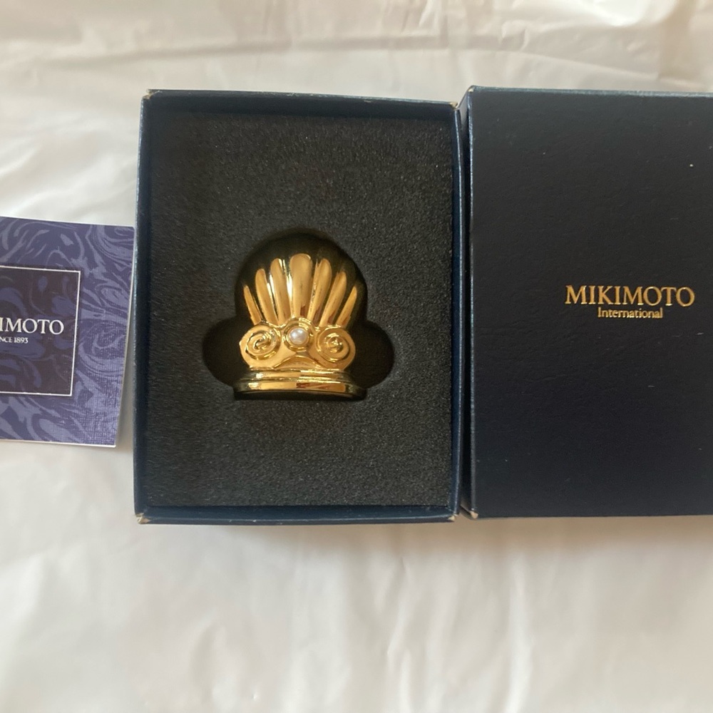 Mikimoto memo stand with Akoya pearl.